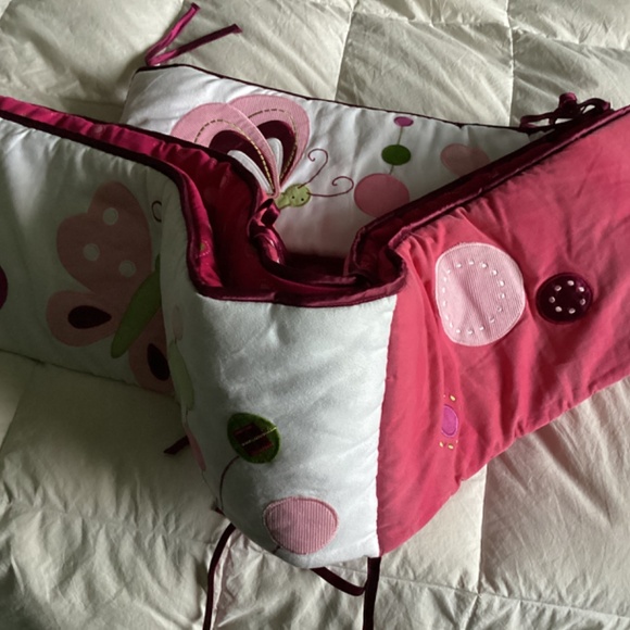 LAMBS & IVY DEEP PINK & WHITE BUTTERFLY THEMED PAD INSIDE/ OUTSIDE OF BED - Picture 4 of 15